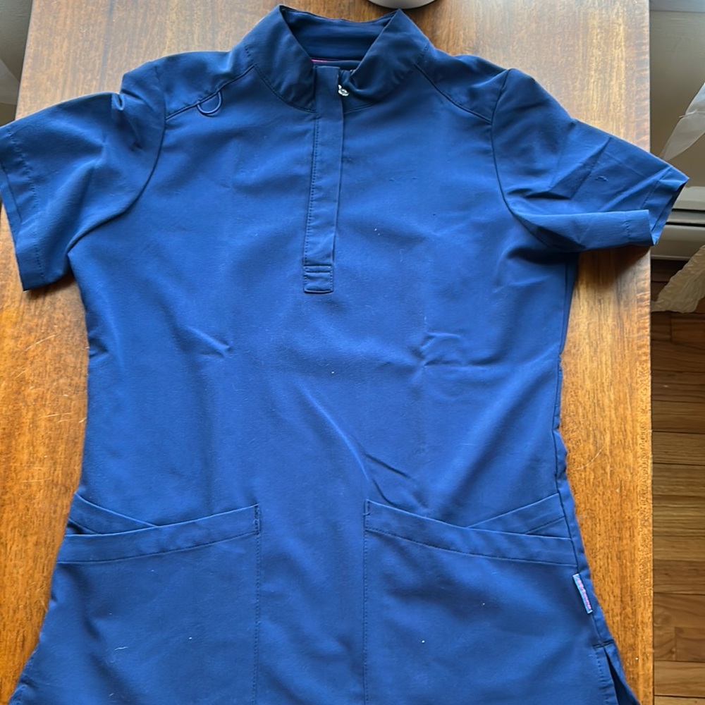 SCRUB TOP BUTTERSOFT MOVEMENT